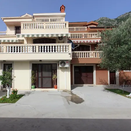 Apartment Olive Risan Exterior photo